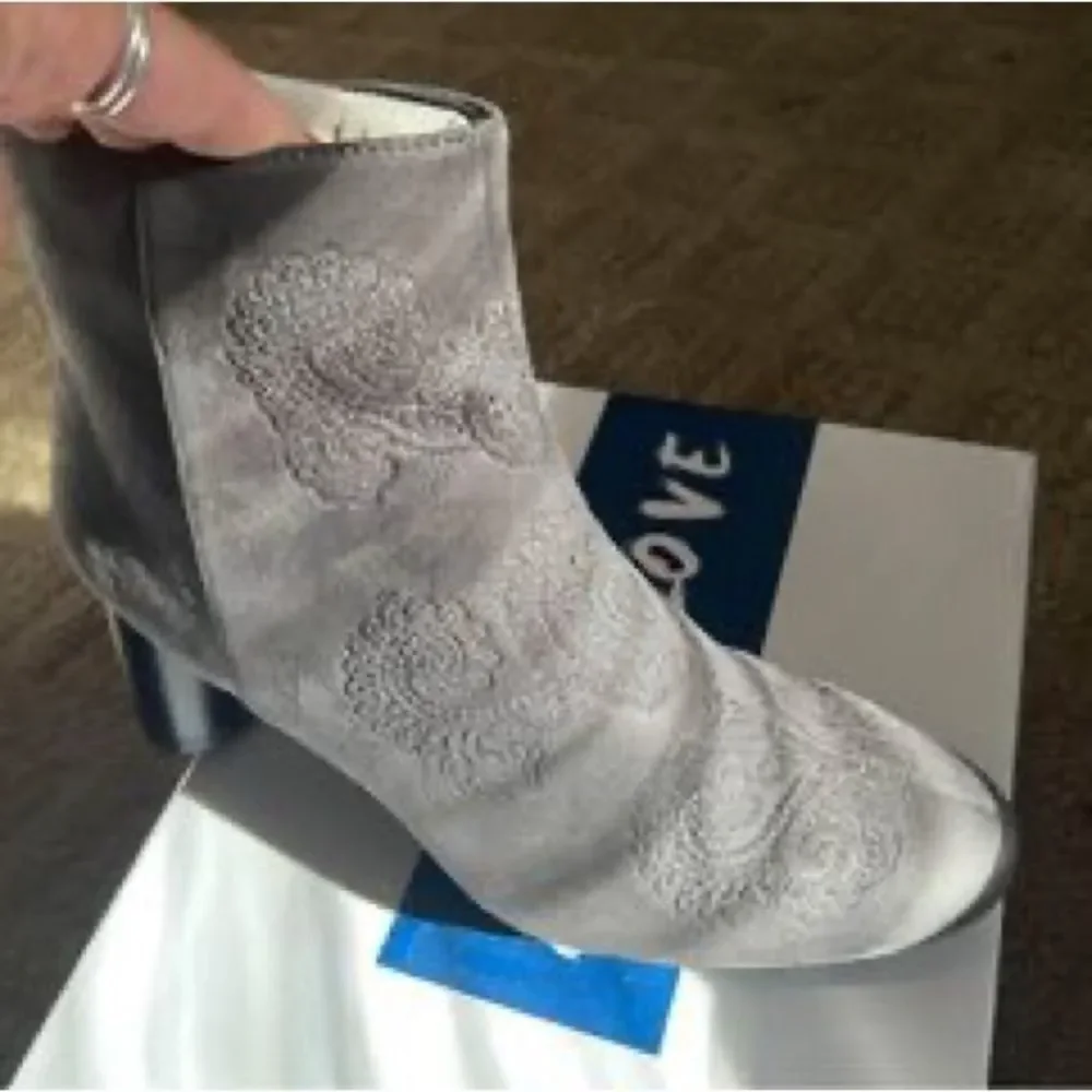 Women's Embroidery Suede Ankle Boots size 10 NIB
